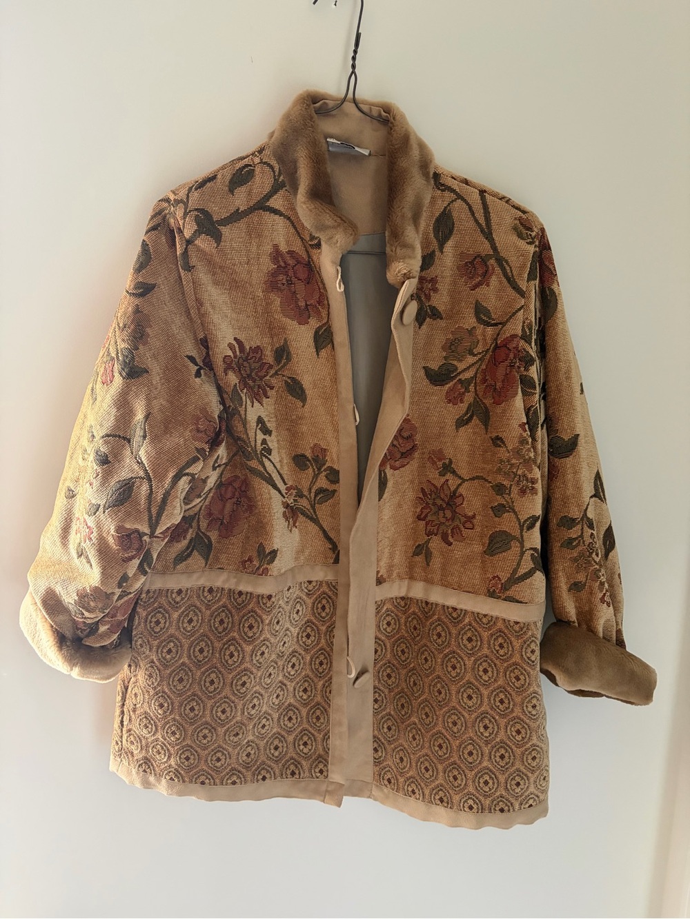 Beautiful Vintage Women’s Floral Velvet Jacket with Pattern